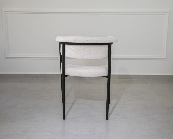 AE7A3493 Chaise en fer forgé et tissu bouclette blanc
