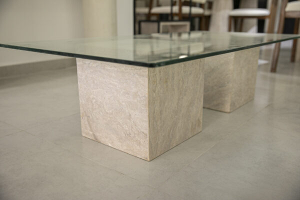 AE7A3447 Table basse en travertin et plateau en verre