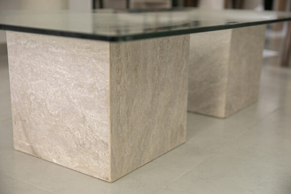 AE7A3449 Table basse en travertin et plateau en verre