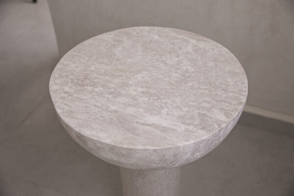 Table d’appoint en travertin