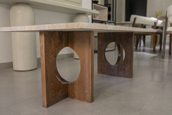 AE7A3370 Table basse en travertin et pieds en bois