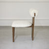 Chaise en bois et tissu bouclette blanc