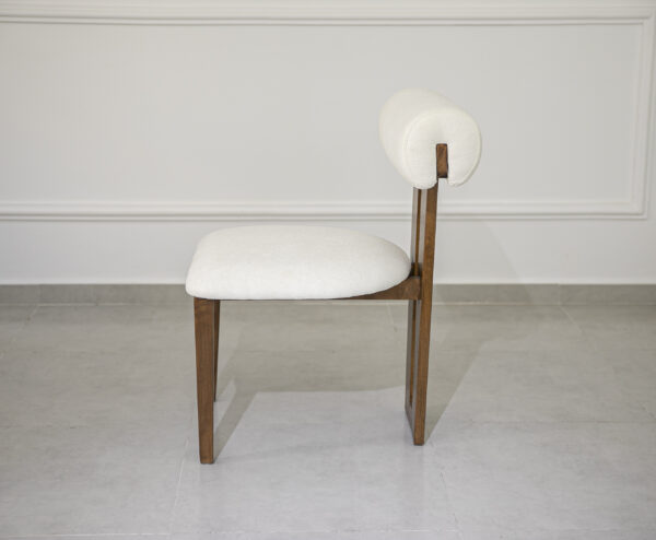 Chaise en bois et tissu bouclette blanc