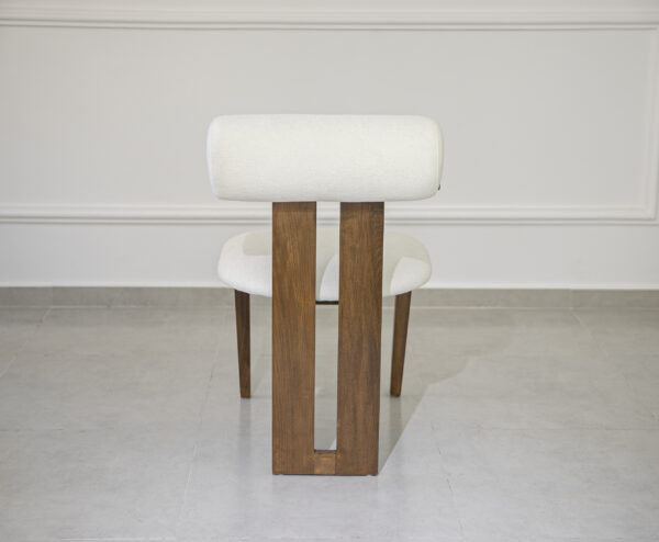 Chaise en bois et tissu bouclette blanc