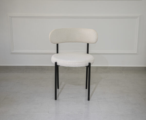 Chaise en fer forgé et tissu bouclette