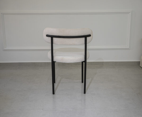 Chaise en fer forgé et tissu bouclette