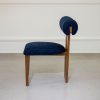 Chaise en bois et tissu bouclette bleu nuit profil