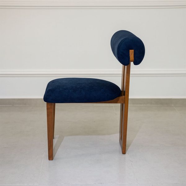 Chaise en bois et tissu bouclette bleu nuit profil