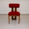 Chaise en bois et tissu bouclette rouge