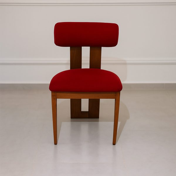Chaise en bois et tissu bouclette rouge