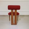 Chaise en bois et tissu bouclette rouge dos
