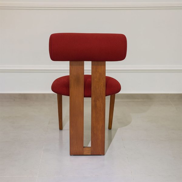 Chaise en bois et tissu bouclette rouge dos