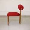 Chaise en bois et tissu bouclette rouge profil
