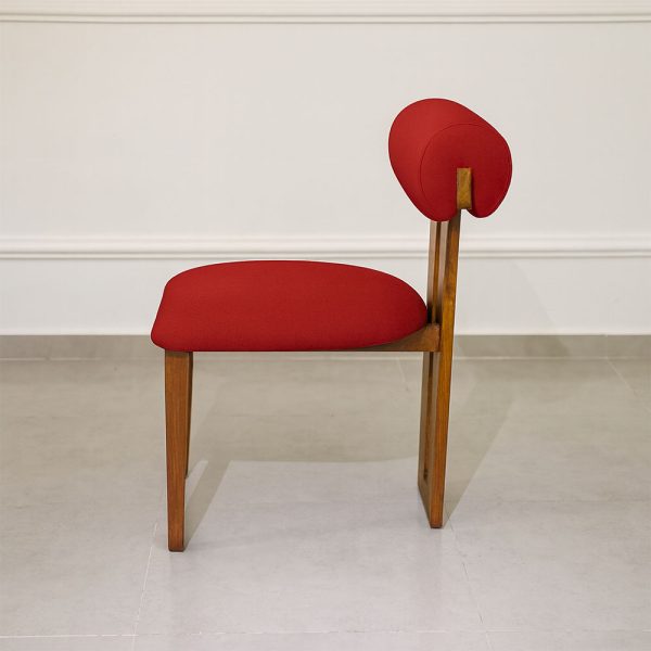Chaise en bois et tissu bouclette rouge profil