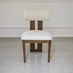 Chaise en bois et tissu bouclette blanc