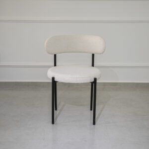 Chaise en fer forgé et tissu bouclette