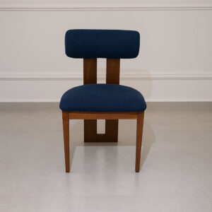 Chaise en bois et tissu bouclette bleu nuit