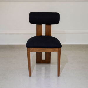 Chaise en bois et tissu bouclette noir