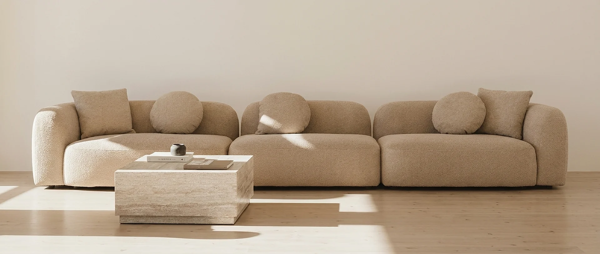 Salon minimaliste avec table basse cube en travertin