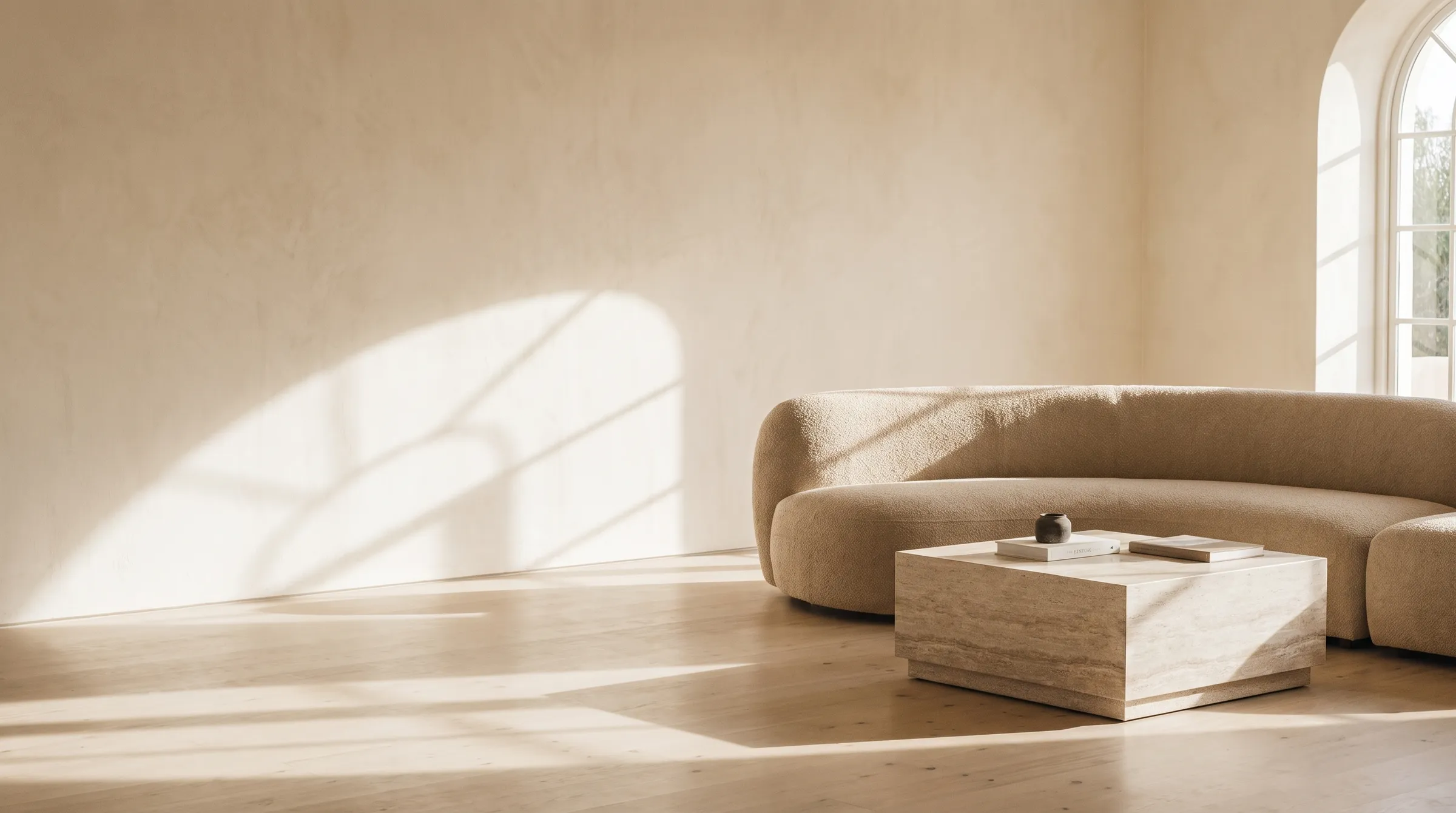 Table basse en travertin Azzro Home dans un salon baigné de lumière